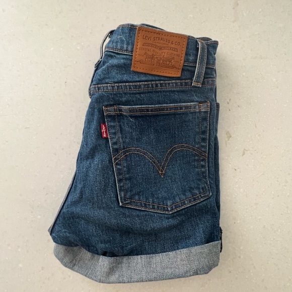 Barely worn Levi’s Shorts | Size 25 - Picture 2 of 6